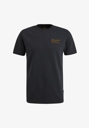 Tamno plava majica od pamuka, s okruglim izrezom i kratkim rukavima. Na prednjem dijelu prikazan zlatni natpis: "PME LEGEND AVIATOR FIND YOUR FREEDOM."
