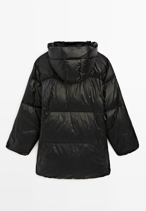 Doudoune noire avec capuche, design matelassé et finition lisse et réfléchissante. Comprend des manches larges et une coupe mi-longue.