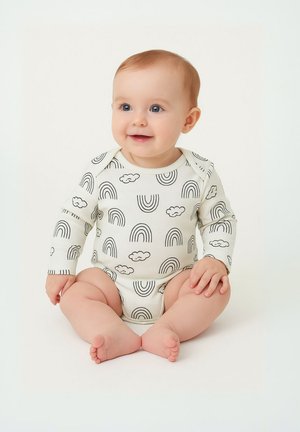 Langärmliger Babybody in Creme mit schwarzem Regenbogen- und Wolkenmotiv. Runder Ausschnitt mit Druckknopfverschluss an der Schulter für ein einfaches Ankleiden.