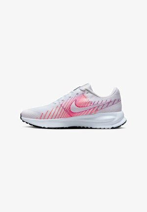 Chaussure de course blanche avec un dessus en mesh respirant, présentant des accents et des rayures roses, un col rembourré et une semelle en caoutchouc texturé.