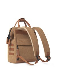 Bruine corduroy rugzak met tan accenten, gevoerde schouderbanden, een handvat aan de bovenkant en ritscompartimenten. Voorzien van verticale strepen aan de voorkant.