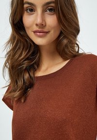 Minus MICARLINA KNIT TEE - Jednoduché tričko - desert sand lurex