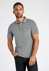 Grå piké med krage med svartvita ränder. Kort ärm, slim fit och en liten logo på bröstet. Slät textur.