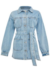 Vestido camisa de mezclilla azul claro con mangas largas, cierre de botones en la parte delantera, dos bolsillos en el pecho y un cinturón a juego. Textura suave y duradera.