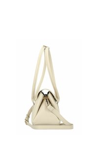 Bolso de cuero beige con forma triangular, doble asa superior, correa ajustable para el hombro y detalles de herrajes en tono dorado.