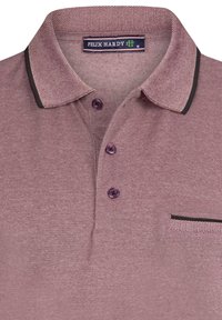 Dunkelburgunderfarbenes Poloshirt mit strukturierter Webart, kontrastierendem schwarzen Kragen, drei lila Knöpfen und einer kleinen Tasche mit schwarzer Umrandung.