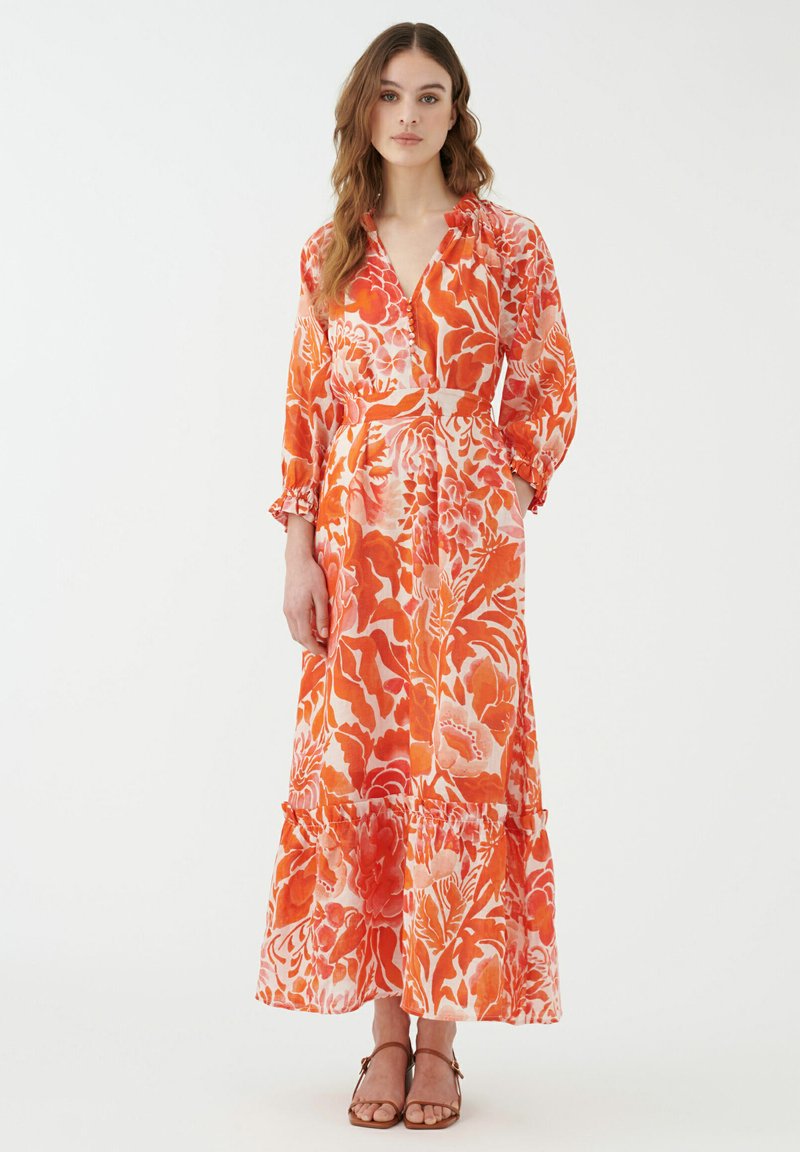 Langes Blumenkleid in Orange- und Rosatönen, leichtes Material, V-Ausschnitt, lange Ärmel, volants, bodenlang mit gestuftem Saum.