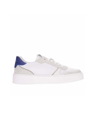 Sneaker bianca con dettagli in suede grigio e tacco blu. Suola piatta e punta rotonda con chiusura a lacci. Stile minimalista.