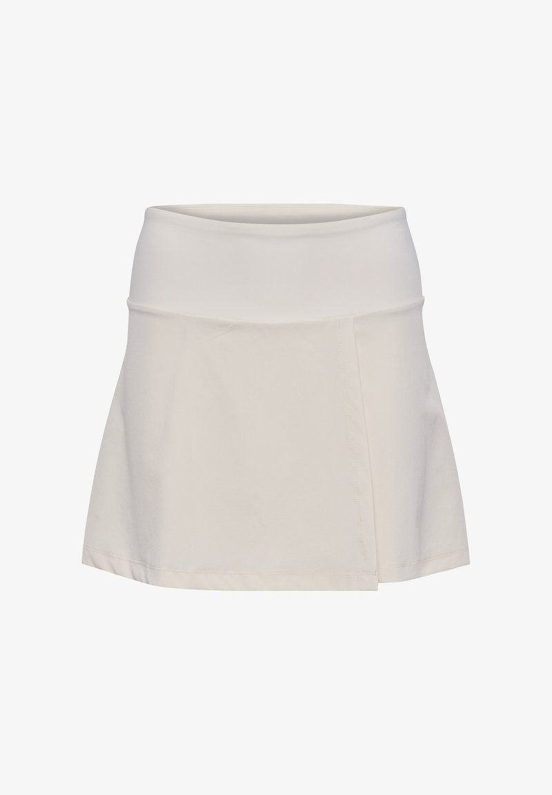 Hvit joggeshort med et tettsittende liv og vidde i skjørtet; har en glatt tekstur og enkelt design, egnet for sport eller hverdagsbruk.