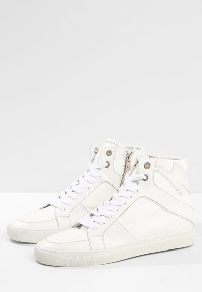 Baskets montantes blanches en cuir lisse avec une finition texturée, dotées d'une fermeture éclair à l'avant, de lacets blancs et d'une semelle en caoutchouc.