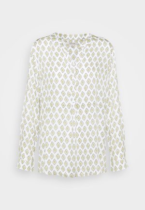 Biała bluzka z rękawami do trzech ćwiartek, zdobiona geometrycznym wzorem w diamenty w odcieniach zieleni i żółci; kołnierz z częściowym zapięciem na guziki.