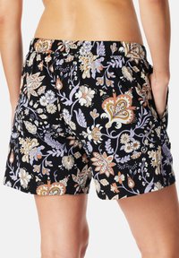 Zwarte shorts met een kleurrijk bloemenpatroon in oranje, paars en beige. Voorzien van een elastische tailleband en zijzakken.