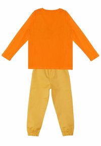 Oranje T-shirt met lange mouwen en een ronde hals, gecombineerd met gele joggingsbroek met elastische boorden, gemaakt van zachte katoen.