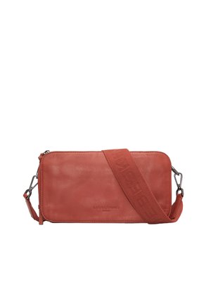 Rechteckige, rostfarbene Leder-Crossbody-Tasche mit breitem, verstellbarem Trageriemen und Reißverschluss, geprägter Markenname vorn in der Mitte.