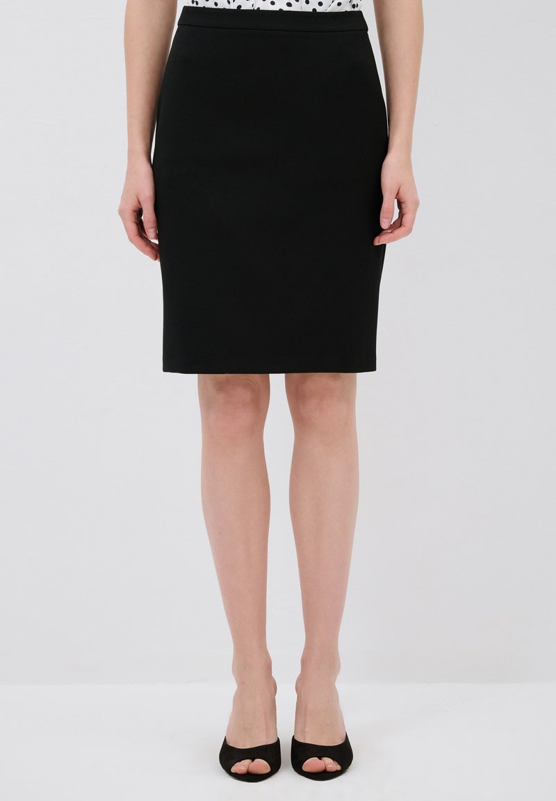 Gonna a matita nera di lunghezza al ginocchio realizzata in tessuto liscio, con un design aderente e una vita nascosta per una silhouette elegante.