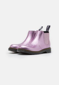 Metalliska rosa Chelsea-stövlar med elastiska sidor och en svart texturerad sula. Har en dragflik med mönstrade detaljer.