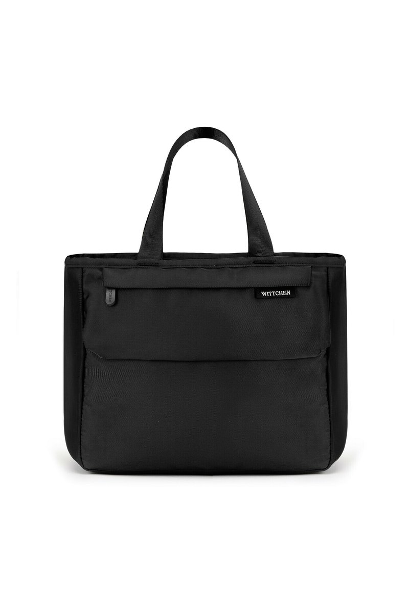 Borsa a tracolla rettangolare nera con doppi manici, tasca frontale con zip e etichetta con logo sul flap della tasca superiore destra.