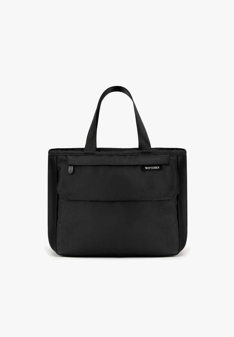 Borsa a tracolla rettangolare nera con doppi manici, tasca frontale con zip e etichetta con logo sul flap della tasca superiore destra.