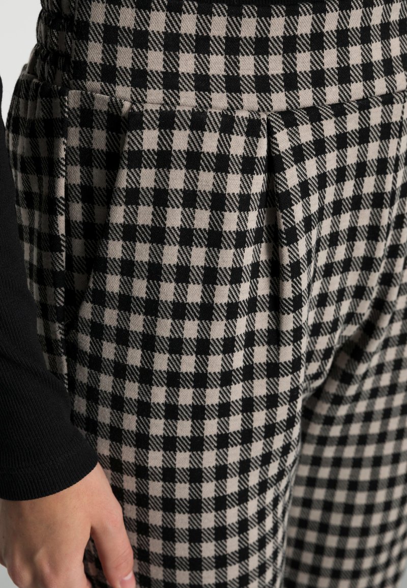 Come indossare i pantaloni palazzo alla J.Lo: il capo must
