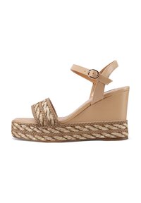 Sandali wedge beige con piattaforma in juta intrecciata testurizzata, cinturino alla caviglia regolabile e tomaia in pelle liscia. Design semplice, punta aperta.