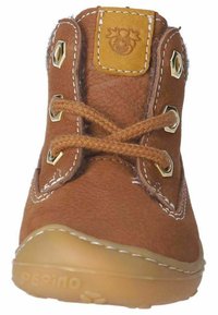 Stivaletto marrone in pelle con occhielli dorati, lacci color beige e suola in gomma. Presenta un design cucito e una fodera in pelliccia al colletto.