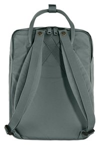 Zaino in tessuto grigio tenue, dotato di spallacci regolabili imbottiti, maniglia superiore e compartimento principale con zip e cuciture rinforzate.