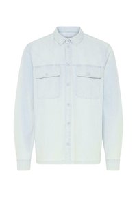 Chemise en denim bleu clair à boutons, manches longues, deux poches à rabat boutonnées sur le devant et col pointu.
