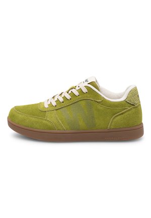 Groene suède sneaker met crèmekleurige veters en een gestructureerde achterkant. Voorzien van een rubberen zool en een subtiel logo aan de zijkant.