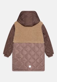 Hooded lange jas met een gewatteerde onderlichaam en mouwen, en een beige nepbont bovenpaneel op de rug, in tinten bruin.