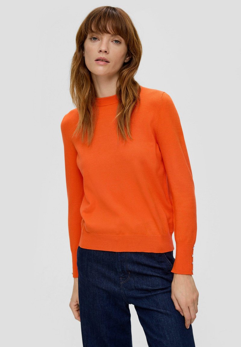 Helles oranges Langarm-Sweatshirt mit Rundhalsausschnitt und geripptem Saum. Verfügt über Knopfakzente an den Bündchen, hergestellt aus weichem Strickmaterial.