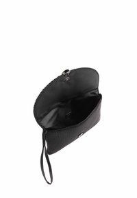 Czarna pleciona torebka na kopertę o teksturowanym wykończeniu, z magnetycznym zapięciem i paskiem na nadgarstek. Wnętrze podszyte gładką czarną tkaniną.