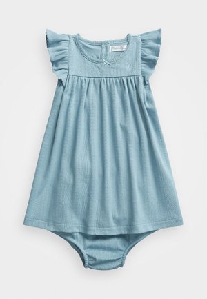 Jasnoniebieska dzianinowa sukienka dla niemowląt z falbankami na krótkich rękawach oraz dołączonymi pasującymi bloomersami, z subtelnymi pionowymi wzorami.
