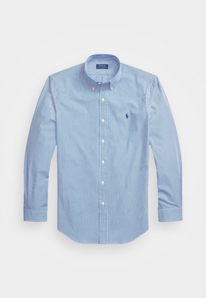 Jasnoniebieska koszula na guziki z cienkimi białymi pionowymi paskami, długimi rękawami i kołnierzykiem. Na piersi znajduje się małe haftowane logo.