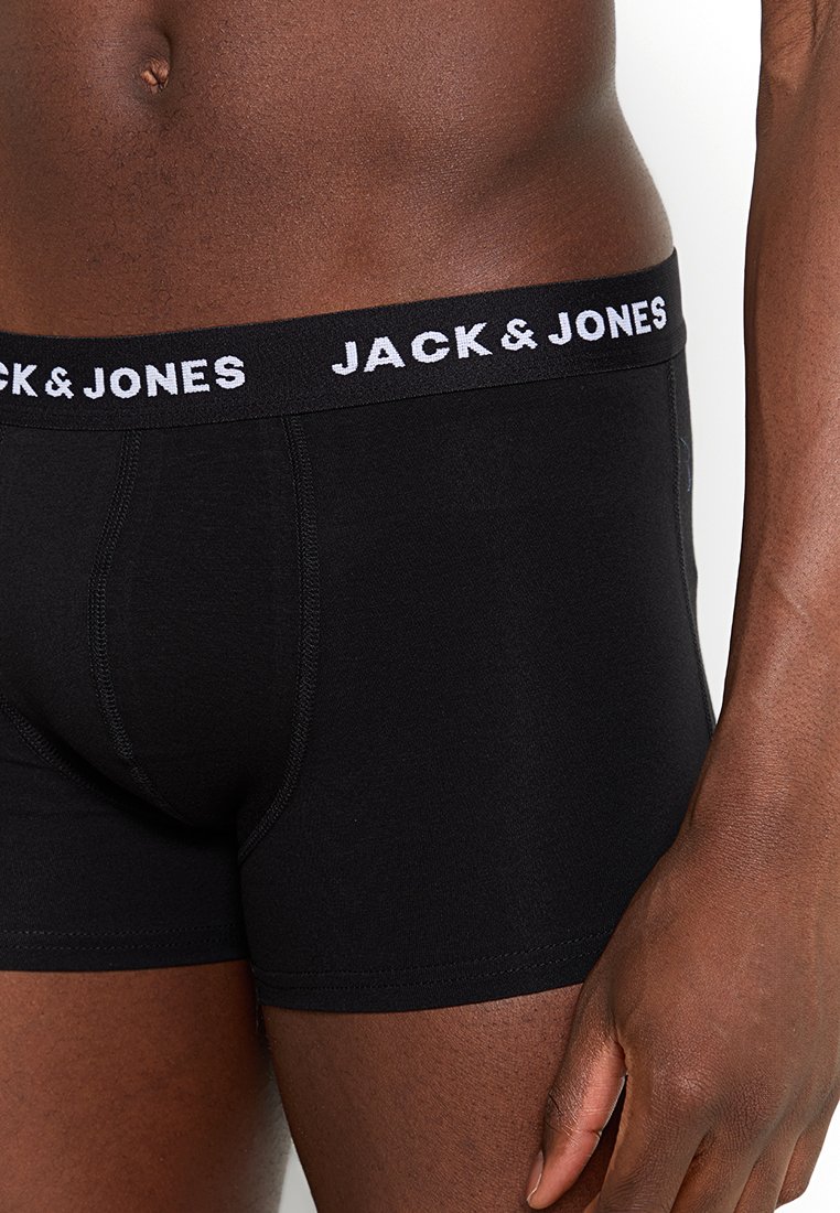Schwarze Baumwoll-Boxershorts mit einem breiten elastischen Bund, der "JACK & JONES" in weißen Buchstaben zeigt. Glatte Textur und enganliegendes Design.