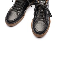 Schwarze Leder High-Top Sneaker mit strukturiertem Finish, Gummisohlen und schwarzen Schnürsenkeln. Mit dezenten braunen Akzenten und Logo-Tag an der Zunge.