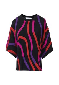 Top corto negro de manga corta con franjas texturizadas en forma de olas en rojo, rosa y púrpura. Diseño estructurado con un ajuste relajado.