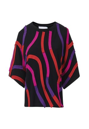 Zwart T-shirt met korte mouwen met golvende, textuurachtige strepen in rood, roze en paars. Gestructureerd ontwerp met een comfortabele pasvorm.