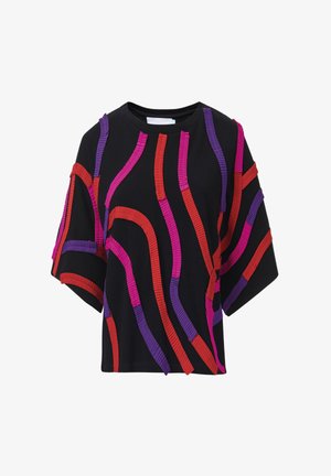 Top corto negro de manga corta con franjas texturizadas en forma de olas en rojo, rosa y púrpura. Diseño estructurado con un ajuste relajado.