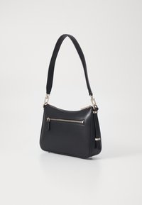 Bolso sintético negro con una sola correa para el hombro, que cuenta con un bolsillo frontal con cremallera y acentos de hardware en tono plateado. Textura suave.