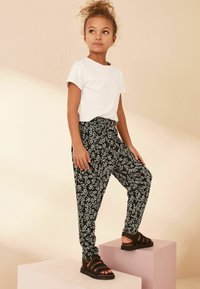 Next REGULAR FIT - Kalhoty - black  white floral print