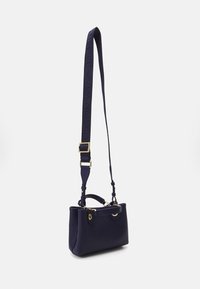 Malá námořnická kůže kabelka s texturovaným povrchem, dvojitou horní rukojet�í, nastavitelným popruhem, zlatým kováním a zipovým uzávěrem.