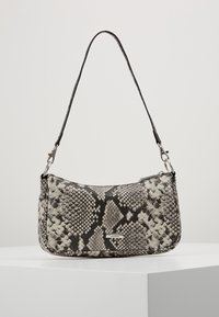 Torebka w wzór skóry węża w kolorze czarnym i szarym, o strukturalnej sylwetce, z cienkim paskiem na ramię i srebrnymi dodatkami.