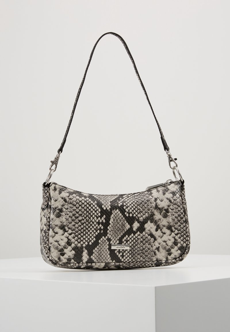 Torebka w wzór skóry węża w kolorze czarnym i szarym, o strukturalnej sylwetce, z cienkim paskiem na rami�ę i srebrnymi dodatkami.