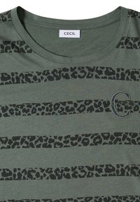 T-shirt vert col rond avec des rayures noires imprimées léopard et un petit logo brodé "C" sur la poitrine, étiqueté "CECiL" à l'intérieur du col.