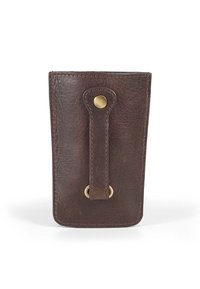 Brun læderwallet med en struktureret overflade, udstyret med en messingknaplukning og en løkke til fastgørelse. Rektangulær form med afrundede hjørner.