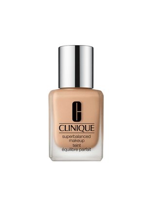 Clinique Superbalanced Makeup i en glassflaske med metallisk sølvhette; lys beige væske med en jevn tekstur, minimal merkevarebygging på forsiden.