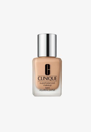 Clinique Superbalanced Makeup in una bottiglia di vetro con un tappo metallico argentato; liquido beige chiaro con una texture liscia, branding minimo sul davanti.