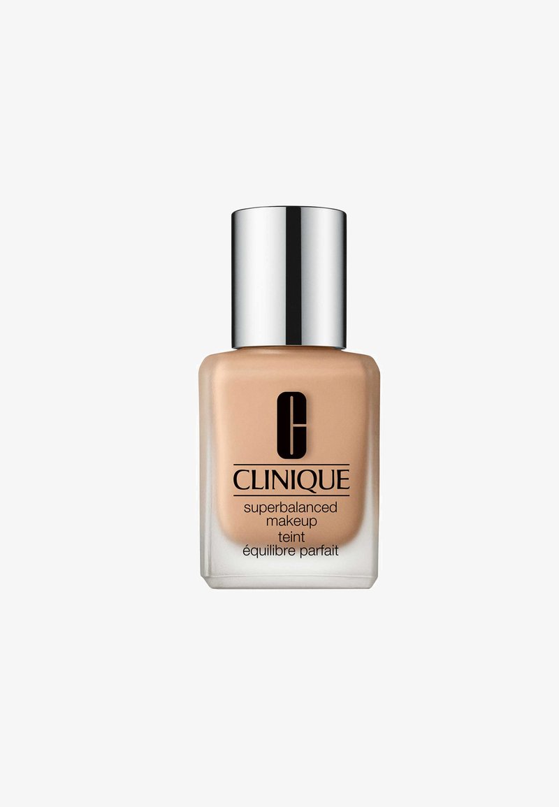 Clinique Superbalanced Makeup i en glassflaske med metallisk sølvhette; lys beige væske med en jevn tekstur, minimal merkevarebygging på forsiden.