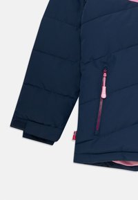 Middengrijs gewatteerde jasje met donkerblauwe mouwen, roze ritssluitingzak en verstelbare klittenbands wriststrap, klein Noors vlaggetje zichtbaar.