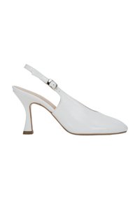 Witte slingback hak met een puntige neus, glanzende lakafwerking, verstelbare enkelriem, gematigde kegelvormige hak en minimalistisch ontwerp.